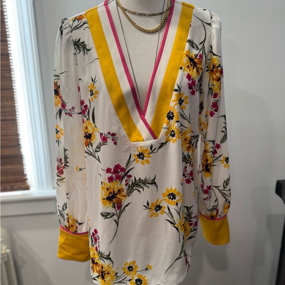 Express Floral V-Neck Women's Top - Picture 2 of 8